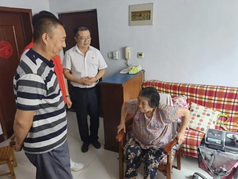 慰問老黨員2